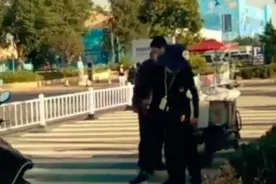 郑州一乐园保安将老人冰棍扔地踩碎，园区致歉：工作人员行为不当图片