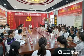 小乡村实行奖学金制，考取北大清华奖10万、985奖5万图片