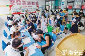南宁市中小学新生报名首日秩序井然 最快两分钟完成报名图片