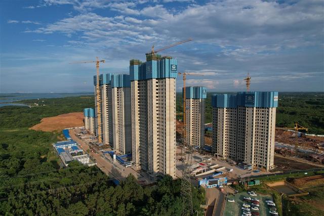 武汉东湖高新区滨湖还建房项目首批楼房封顶