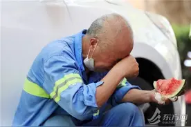 “40℃+”高温红色预警！户外工作者汗流浃背图片
