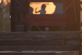 治愈网友的“夕阳下货车跳舞小女孩”找到了！对话其父：长期在外跑车 谈起女儿多次内疚落泪图片