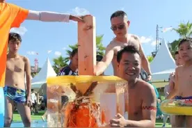 重庆游客抱100倍大冰棍降暑图片