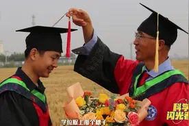 麦田毕业照走红背后：缺席毕业典礼，但不缺席科研现场图片