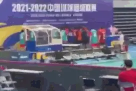 男排国内联赛打架丑闻，板凳与垃圾桶横飞图片