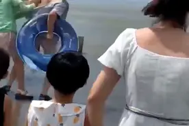 唐山“最美光头哥”不顾家人阻拦执意下水，救出两名落水男童：不救心里过不去图片