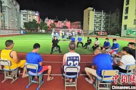 用“警察蓝”守护“健康绿”：每天挥汗如雨，但很有意义图片