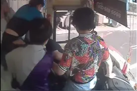 客车司机突发昏迷，乘客大姐踩住刹车组织撤离，获五千元正能量奖金图片