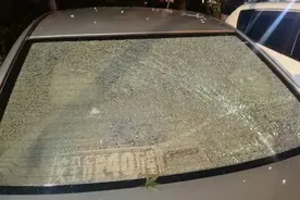 32楼玻璃被晒爆，砸到轿车吓到人，天热了，这些事要注意图片