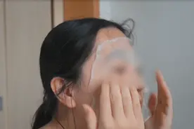 女子一觉醒来成了面瘫，夏天很多人都喜欢做这件事，医生提醒图片