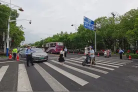 中考首日，一考生考前半小时才发现忘带身份证，幸好有他们图片