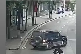 尴尬！男子骑摩托撞上运钞车 武警持武器下车气氛一度紧张图片