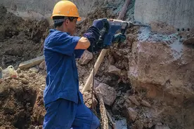 直击 | 高温下的建筑工人图片