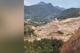 航拍云南盐津山体滑坡灾后现场：泥土穿过植被带后直泄而下