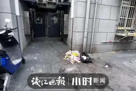 杭城小区里一幕，让业主糟心：这么热的天，就随手一扔？图片