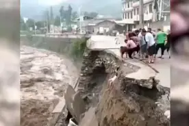 四川绵阳暴雨：河道被洪水灌满倾泻而下 多人围观时路基突然垮塌图片