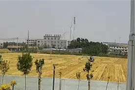 三个10岁男孩闯工地偷开挖掘机，开出去玩了一个多小时图片