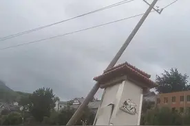 济南南山柳埠街道部分区域大水漫过，103省道部分路段交通管制图片