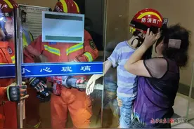 五岁儿童手臂伸进玻璃门缝，结果拔不出了……图片