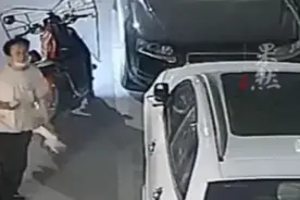 外卖小哥中暑后撑不住，走进派出所想休息一下，被四五个民警围住图片