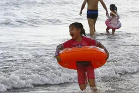 夏日戏水 乐享清凉图片