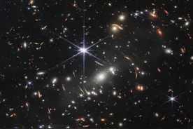 131亿年前的星光灿烂：韦伯望远镜公布唯美深空图像图片
