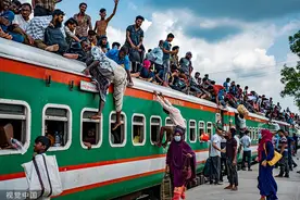 孟加拉国民众搭火车返乡欢度宰牲节 火车顶变“加座车厢”图片