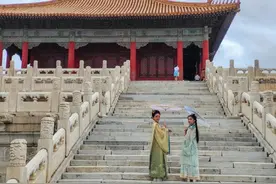 夏日雨后故宫美 游客穿汉服古装拍摄宫廷艺术照图片