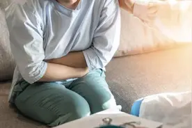 明明吃得很少 肚子还是鼓鼓的 别轻视图片