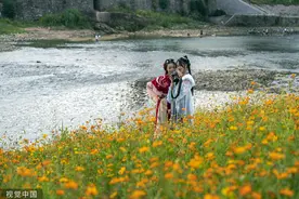 湖北恩施：市民在清江河边纳凉游玩图片