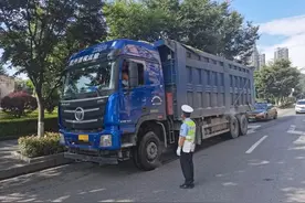 严重超载474.8%还敢开上路？蜀黍一举拿下“百吨王”！ | 六省联合整治图片