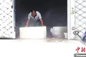 高温下的一线坚守：制冰工人往返“冰火两重天”图片