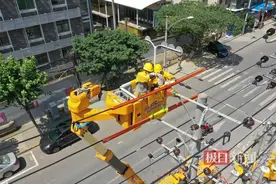 供电工人50℃高温暴晒下带电作业，只为汉阳1400户居民家庭不停电图片