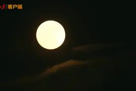 看月亮爬上来！2022最大超级月亮现身夜空图片