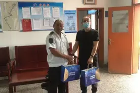 “眼尖”司机路中捡手机 失主登门致谢送来两箱牛奶图片