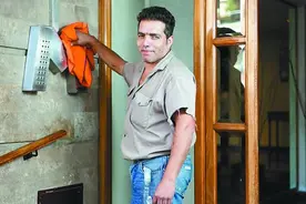 买面包、清洁楼道、收垃圾……土耳其人的“生活管家”——门卫图片