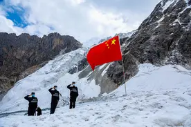 新疆伊犁：边境检查站民警克服恶劣环境 开展巡逻踏查图片