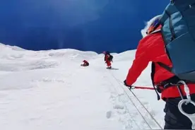 问鼎珠峰，这支“冰川敢死队”再创纪录图片