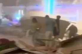 银川一乐园接待处石膏顶脱落，乐园：可能为顶棚泡水所致图片