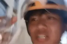 山东00后大学生兼职送外卖发表感慨走红：在学校迟到2分钟老师会包容，在社会就面临扣钱图片