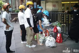 黑背心被汗渍出了“盐巴白”！40℃下的外卖骑手：越难熬的天气越能挣钱图片