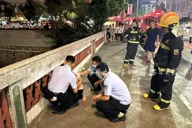 玉林女子和丈夫喝酒后离家，跨坐在桥护栏上，吓坏众人图片