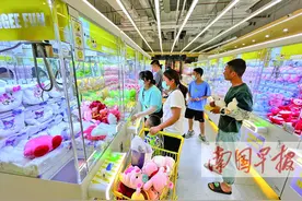 抓娃娃机再度风行 专家提醒：适度娱乐切勿沉迷图片