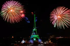 法国庆祝国庆日 埃菲尔铁塔周围烟花绽放璀璨夺目图片