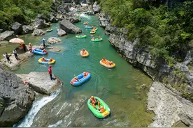 湖北宜昌：游客漂流消酷暑图片