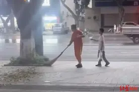 酷暑下10岁男孩为环卫工妈妈打扇感动网友 男孩：妈妈很累，汗水都浸到眼里了图片