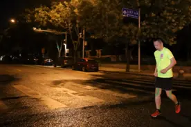 如何用物理知识让跑步更省力？张朝阳夜跑二环33公里科普物理跑步法图片