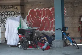 纽约街头臭气熏天，警察直言：街上到处是流浪汉的粪便图片