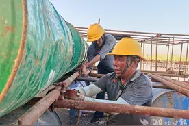 战高温，他们每天喝10斤水图片