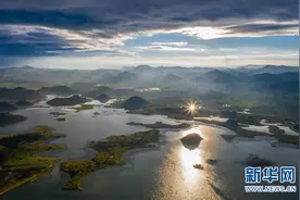 四季轮转下的秀美海峰图片